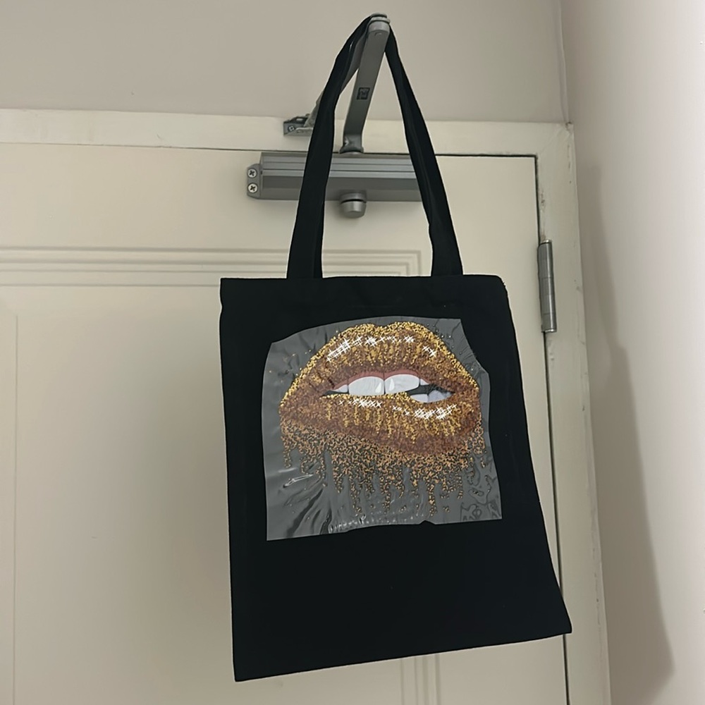 Custom-made lip, biting tote bag